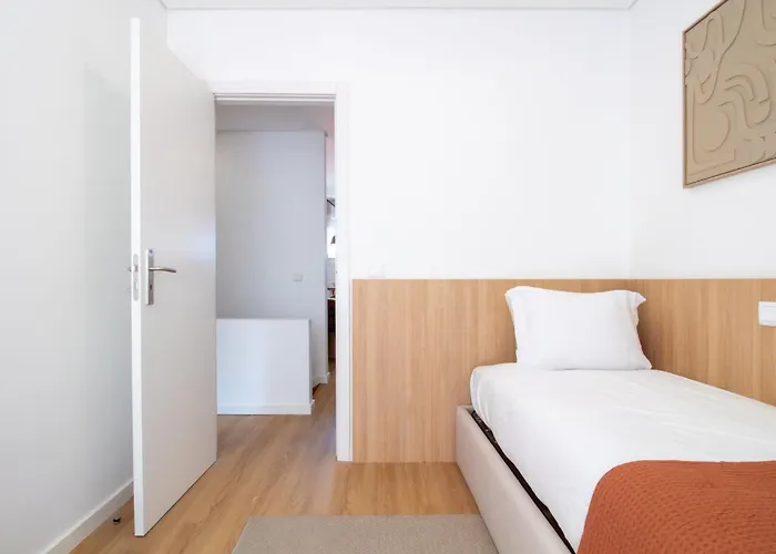 Bright 3br Flat Near Douro With Ac By Lovelystay * 加亚新城